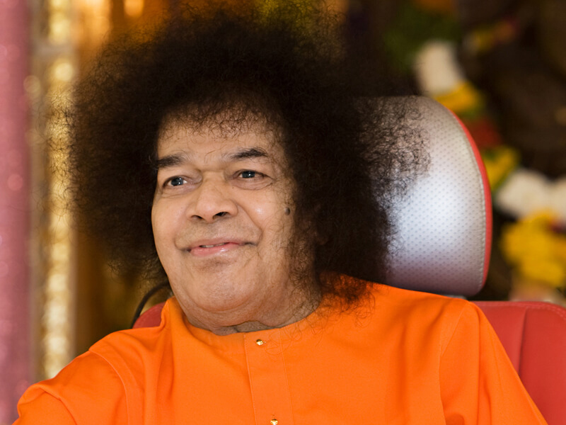 அனில் குமார்: சுவாமி: ஒருவேளை கலியுகத்தின் தாக்கத்தினால் இந்தக் காலத்தில் குடும்ப உறுப்பினர்களிடையே கூட எந்தப் புரிதலும் இருப்பதில்லையோ! பல குடும்பங்களில் விரோதம், சண்டை, குழப்பங்கள், போட்டி ஆகியவற்றைப் பார்க்கிறோம்; சில சமயங்களில் விவகாரம் முற்றிப்போய்க் குடும்பம் கோர்ட்டுக்கு இழுக்கப்படுகிறது. இந்தக் கஷ்டத்துக்கு ஒரு நிவாரணம் சொல்லுங்கள் சுவாமி!